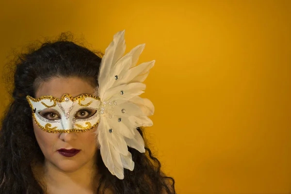 Mujer Cabello Oscuro Con Máscara Carnaval Sobre Fondo Amarillo Primer — Foto de Stock