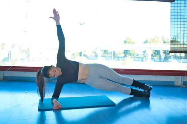 Mujer Morena Haciendo Tablón Abdominal Lateral Gimnasio Delante Una Gran —  Fotos de Stock