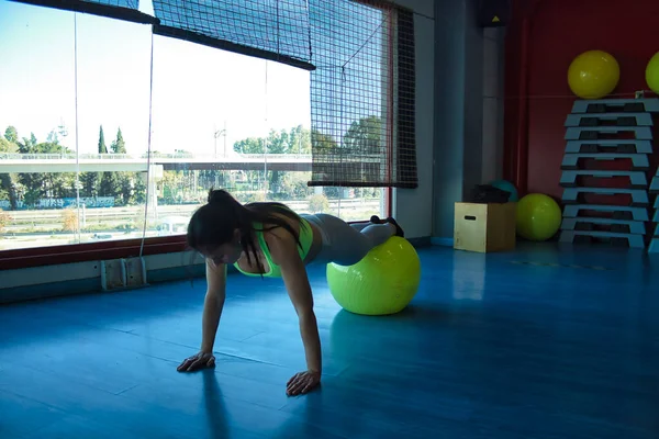 Mujer Morena Haciendo Tabla Abdominal Bola Pilates Amarillos Gimnasio Delante — Foto de Stock