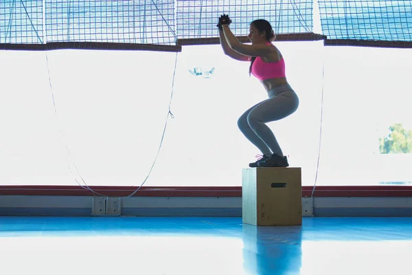 Mujer Top Rosa Polainas Grises Saltando Caja Madera Gimnasio Frente —  Fotos de Stock