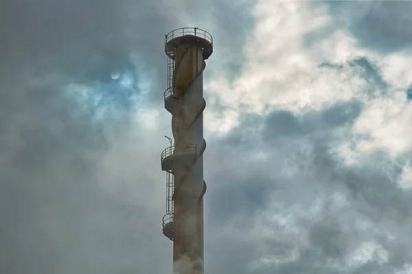 Toren Die Dampen Vervuilende Gassen Atmosfeer Brandstofraffinage Industrie Afvoeren — Stockfoto
