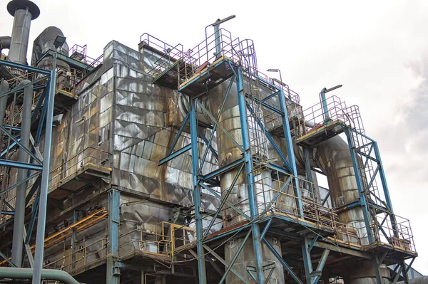 燃料精製工場の一部に属する金属構造 — ストック写真