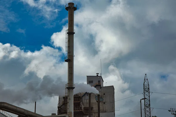 Torens Die Dampen Vervuilende Gassen Atmosfeer Van Raffinage Industrie Afvoeren — Stockfoto