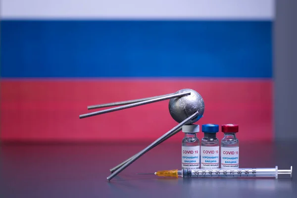 Covid 19 virüsü ve şırıngaya karşı bilinen bir Rus uydusunun adı verilmiş bir grup Rus aşısı. Arka planda Rus bayrağı ve odak dışı. Etiket metni, sadece korona virüs aşısı enjeksiyonu.