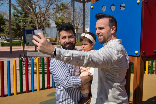 Schwules Ehepaar Macht Auf Einem Spielplatz Ein Selfie Mit Seinem — Stockfoto