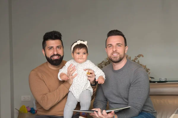Schwules Ehepaar Liest Seiner Tochter Hause Auf Dem Sofa Eine — Stockfoto