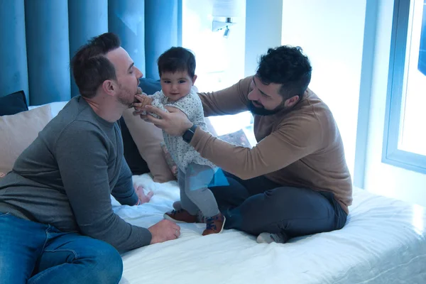 Couple Gay Jouant Avec Leur Fille Sur Lit Mariage Dans — Photo