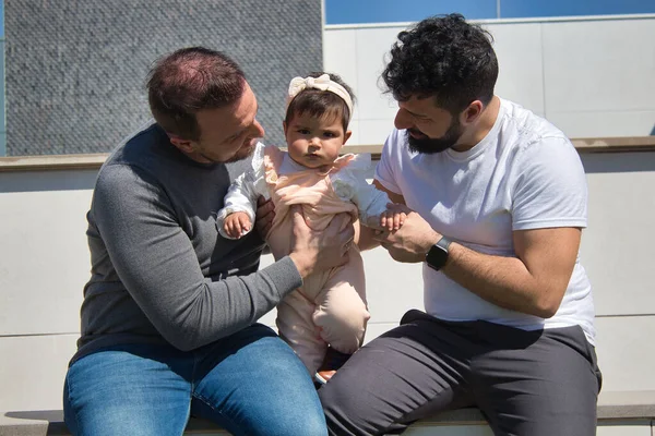 Schwules Ehepaar Spielt Seine Tochter Sehr Glücklich Unter Freiem Himmel — Stockfoto