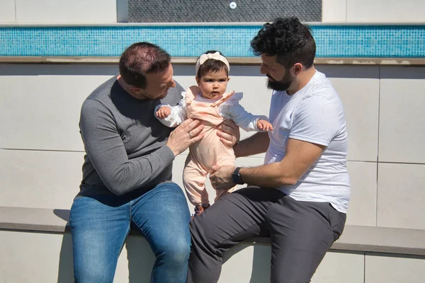 Gay Getrouwd Paar Spelen Hun Dochter Zeer Gelukkig Openlucht Gezinsdiversiteit — Stockfoto