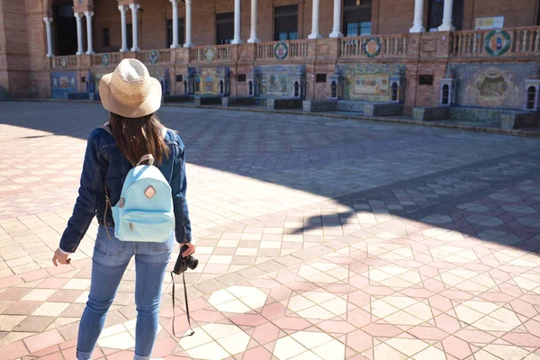 Jovem Bonito Turista Asiático Com Suas Costas Virou Olhando Monumento — Fotografia de Stock