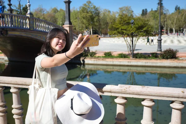 Молодая Красивая Азиатская Туристка Делает Селфи Своим Мобильным Телефоном Городе — стоковое фото