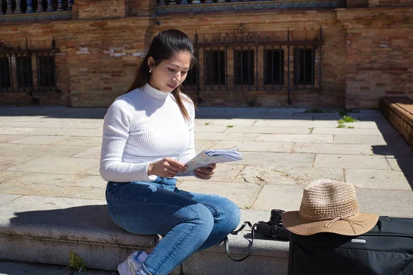 Genç Güzel Asyalı Turist Merdivenlerde Oturmuş Şehir Haritasına Bakıyor — Stok fotoğraf