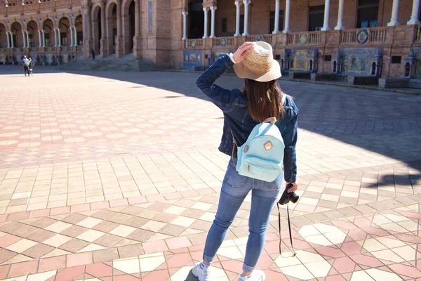 Joven Hermosa Turista Asiática Con Espalda Vuelta Mirando Monumento Ciudad —  Fotos de Stock