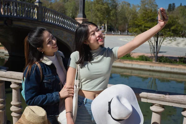아름다운 아시아인 관광객들 휴가중에 시내에서 전화로 셀카를 여행하는 — 스톡 사진
