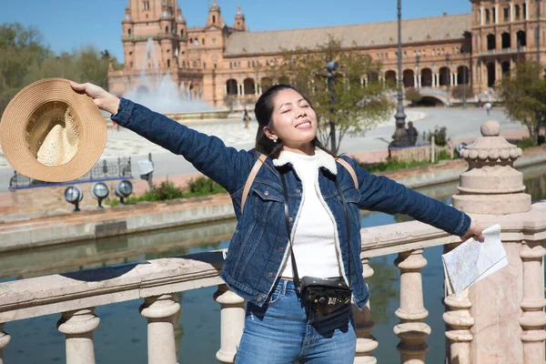 Молодая Красивая Азиатская Туристка Распростертыми Объятиями Греется Солнце Счастливого Города — стоковое фото