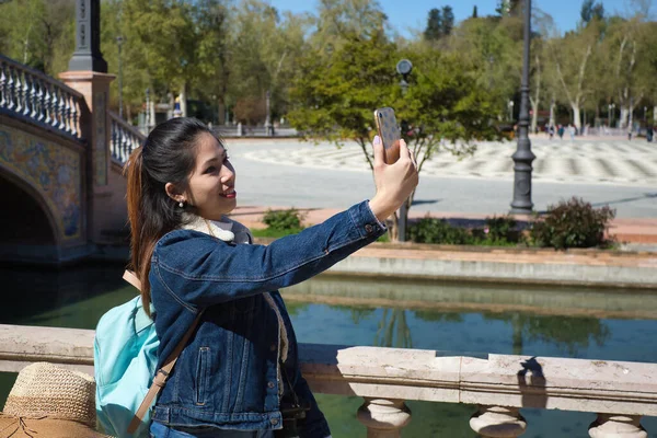 Young Beautiful Asian Tourist Taking Selfie Cell Phone City Her — Stock Photo, Image