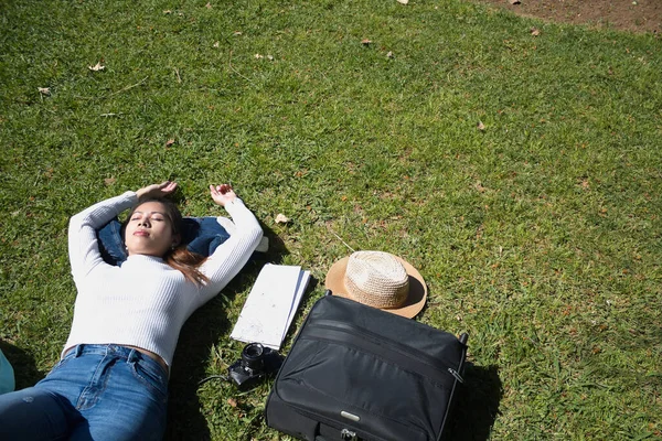 Jovem Bonito Turista Asiático Deitado Grama Descansando Tomando Sol Depois — Fotografia de Stock