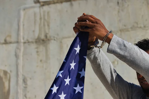 Detalle Manos Afroamericanas Grilletes Agarrando Una Bandera Estados Unidos Represión — Foto de Stock