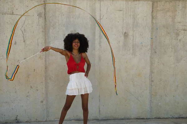 Genç Güzel Afrikalı Amerikalı Kadın Arka Planında Gri Beton Bir — Stok fotoğraf