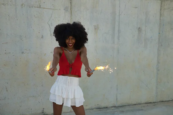 Jovem Bela Mulher Afro Americana Divertindo Brincando Com Faíscas Fundo — Fotografia de Stock