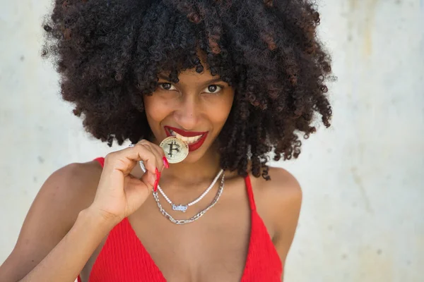 Ung Vacker Afroamerikansk Kvinna Bita Cryptocurrency Grå Cement Bakgrund — Stockfoto