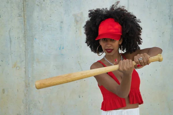 Młoda Ładna Afroamerykanka Czerwonej Czapce Top Wykonująca Uderzające Piłkę Ćwiczenia — Zdjęcie stockowe