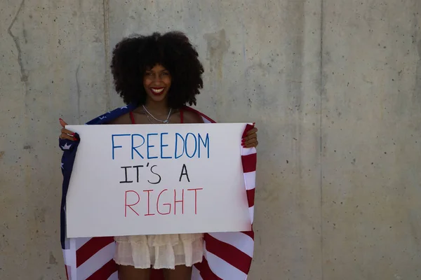 Joven Hermosa Mujer Afroamericana Con Pancarta Bandera Estadounidense Reclamando Derecho — Foto de Stock