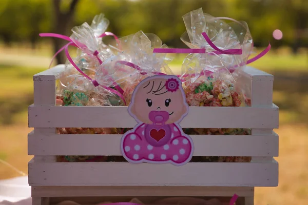 Bebek partisi için patlamış mısırlı tahta kutunun ayrıntıları. Ön planda..