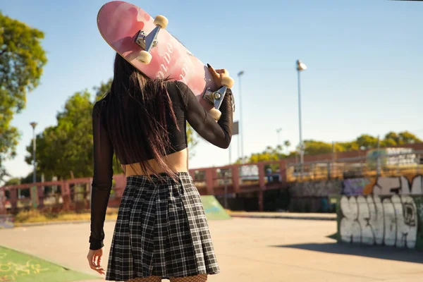 Americký Záběr Mladé Dívky Punk Stylu Držení Skateboard Rameni Pozpátku — Stock fotografie