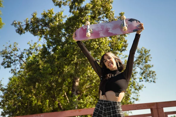Roztomilá Mladá Dívka Punk Styl Zvedání Skateboard Nad Hlavu Vystrkovat — Stock fotografie