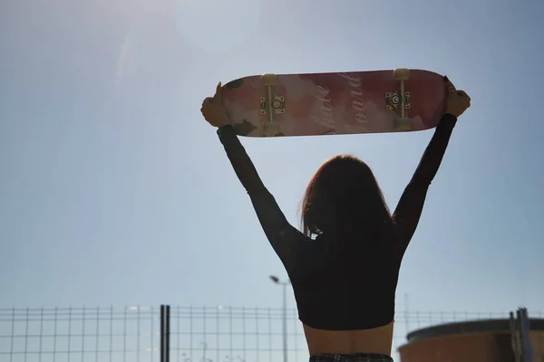 Mladá Dívka Punk Styl Zvedání Skateboard Nad Hlavu Dívá Dozadu — Stock fotografie