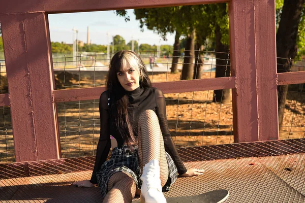 Fiatal Csinos Lány Punk Stílusban Heterokrómia Rámpán Lábát Egy Gördeszkán — Stock Fotó