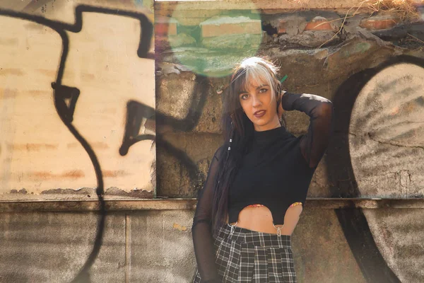 Heterokromi Punk Tarzı Siyah Bluzlu Ekose Etekli Genç Bir Kızın — Stok fotoğraf