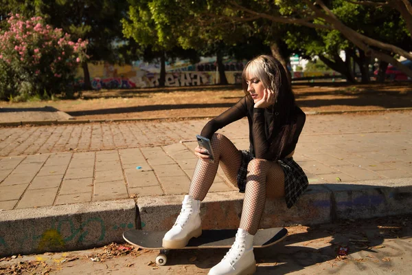 Linda Joven Con Heterocromia Estilo Punk Blusa Negra Falda Cuadros —  Fotos de Stock