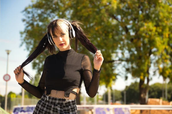 Mladá Krásná Dívka Heterochromie Punk Styl Bílými Sluchátky Drží Své — Stock fotografie