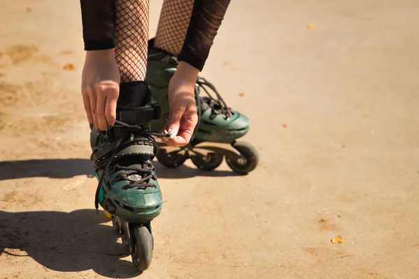 Detalle Las Manos Joven Sujetando Los Cordones Los Patines Verdes — Foto de Stock