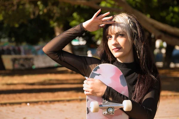 Retrato Una Joven Hermosa Chica Con Heterocromia Estilo Punk Cubriendo — Foto de Stock