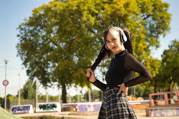 Mladá Krásná Dívka Heterochromií Punk Stylu Bílými Sluchátky Drží Culík — Stock fotografie