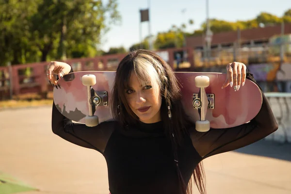 Portrét Krásné Mladé Dívky Punk Stylu Heterochromia Drží Skateboard Hlavou — Stock fotografie