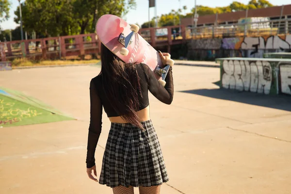 Chica Joven Con Estilo Punk Sosteniendo Monopatín Hombro Hacia Atrás —  Fotos de Stock