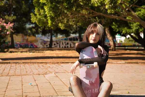 Joven Hermosa Chica Con Heterocromia Estilo Punk Sentada Una Acera — Foto de Stock