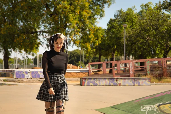 Linda Chica Joven Estilo Punk Con Auriculares Blancos Patines Línea — Foto de Stock