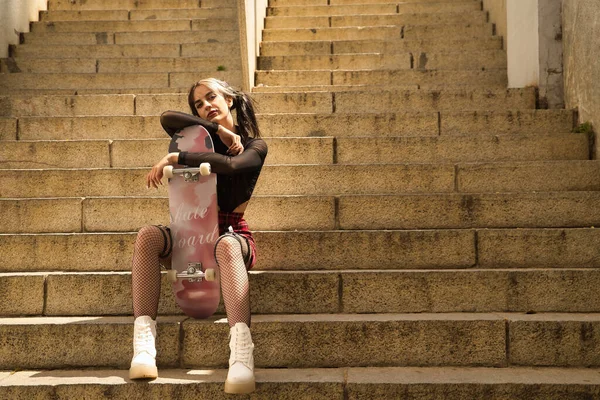 Mladá Krásná Dívka Punk Styl Sedí Některých Schodech Opírající Skateboard — Stock fotografie