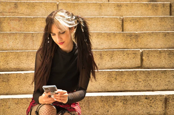 Retrato Una Joven Hermosa Chica Con Heterocromia Estilo Punk Sentada — Foto de Stock