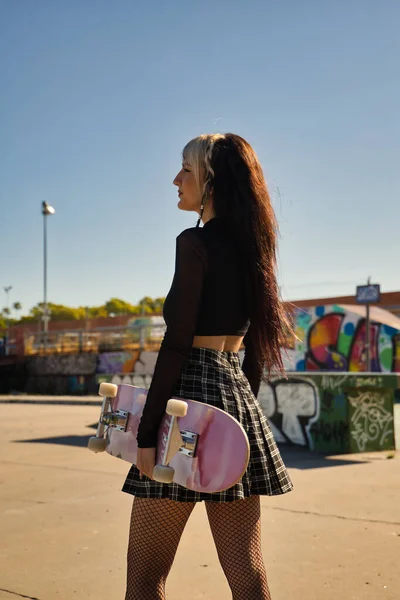 Mladá Hezká Dívka Punkový Styl Heterochromia Drží Skateboard Ruce Při — Stock fotografie