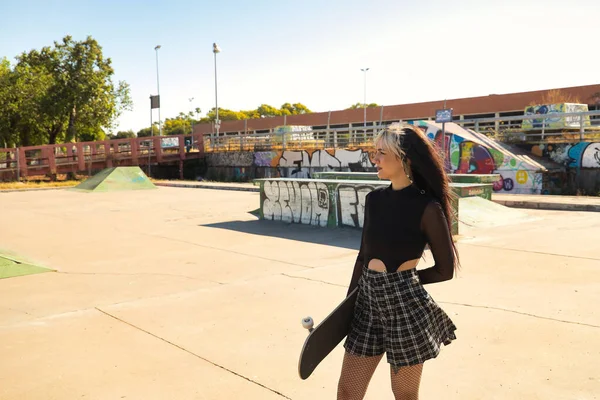 Krásná Mladá Dívka Punk Stylu Skateboard Pod Paží Jednou Rukou — Stock fotografie