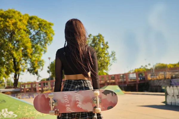 Punk Tarzı Genç Bir Kız Kaykay Parkında Elleri Arkada Kaykay — Stok fotoğraf