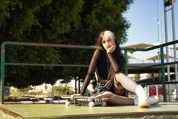 Roztomilá Mladá Dívka Heterochromie Punk Styl Opírající Její Skateboard Jednou — Stock fotografie