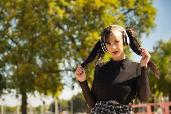 Mladá Krásná Dívka Heterochromie Punk Styl Bílými Sluchátky Drží Své — Stock fotografie