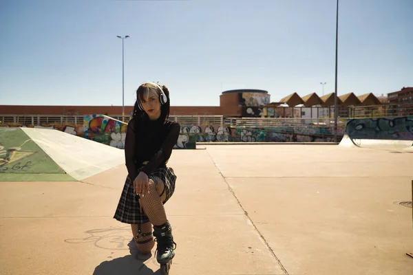 Menina Bonito Com Estilo Punk Com Fones Ouvido Brancos Patins — Fotografia de Stock